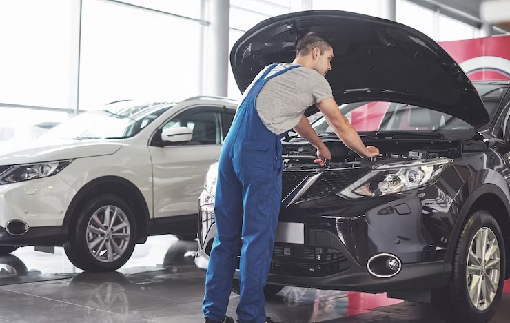 muscular car service worker repairing vehicle_146671 19603